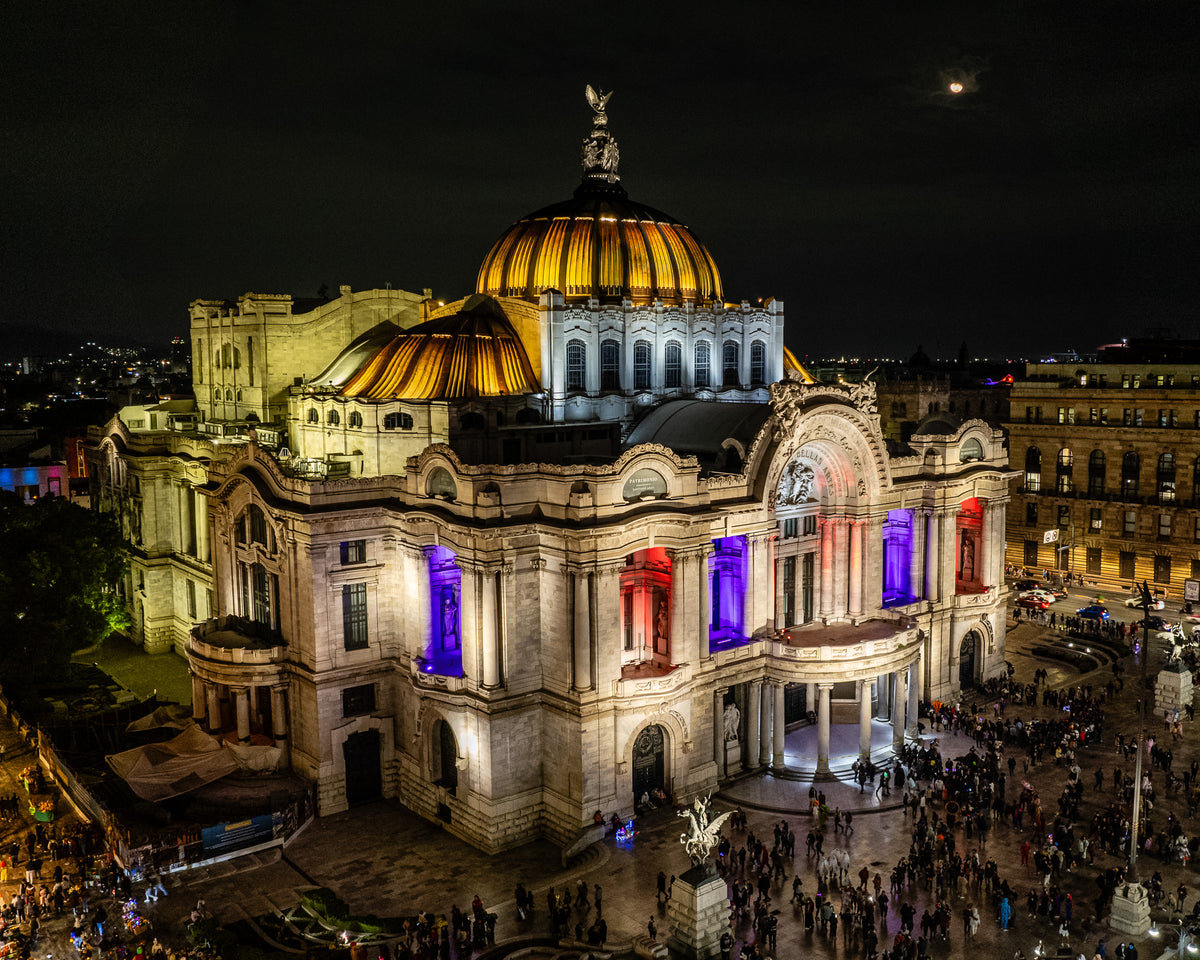 Fotografía aérea nocturna del Palacio de Bellas Artes