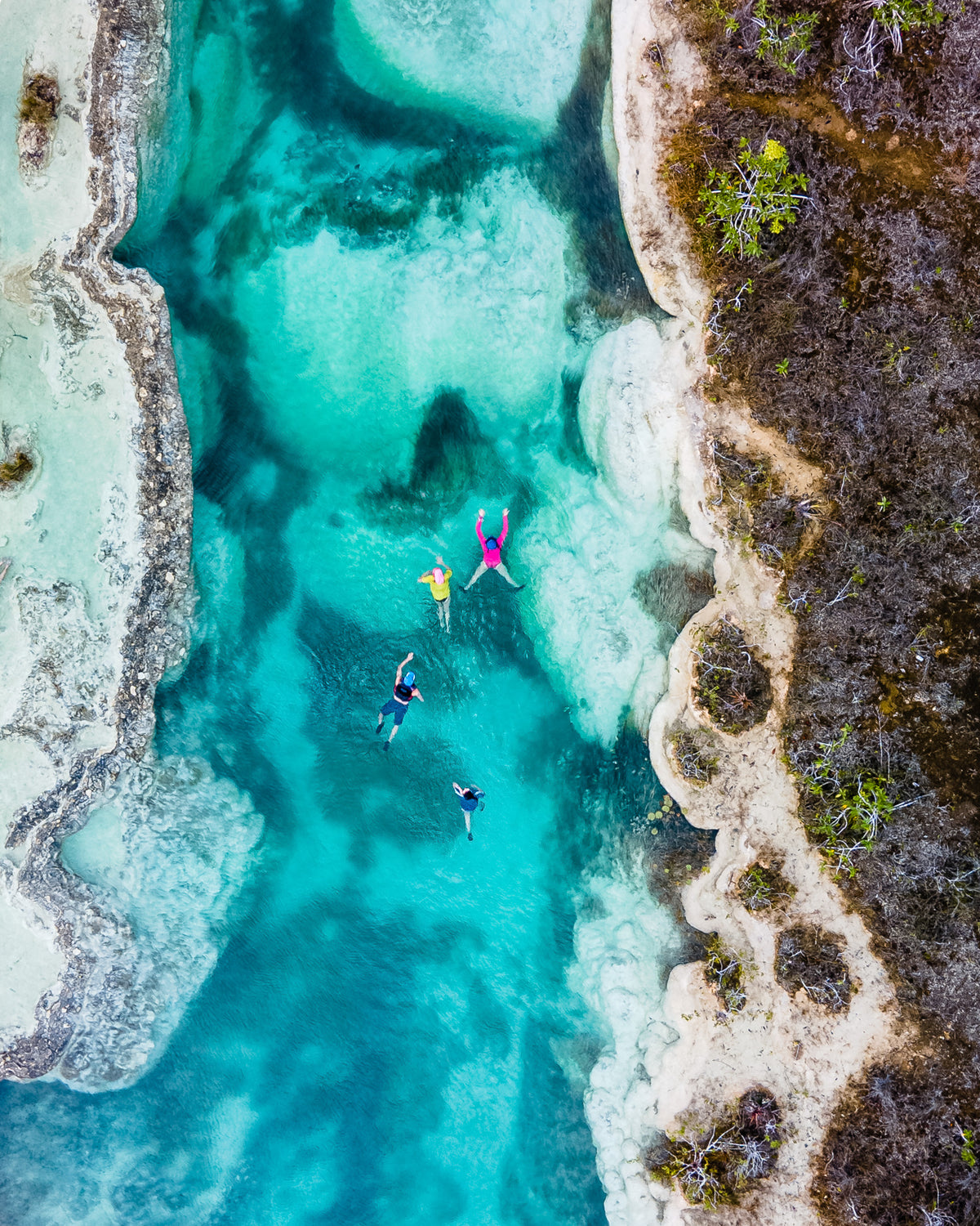 Fotografía aérea de nadadores en la laguna de Bacalar, Quintana Roo
