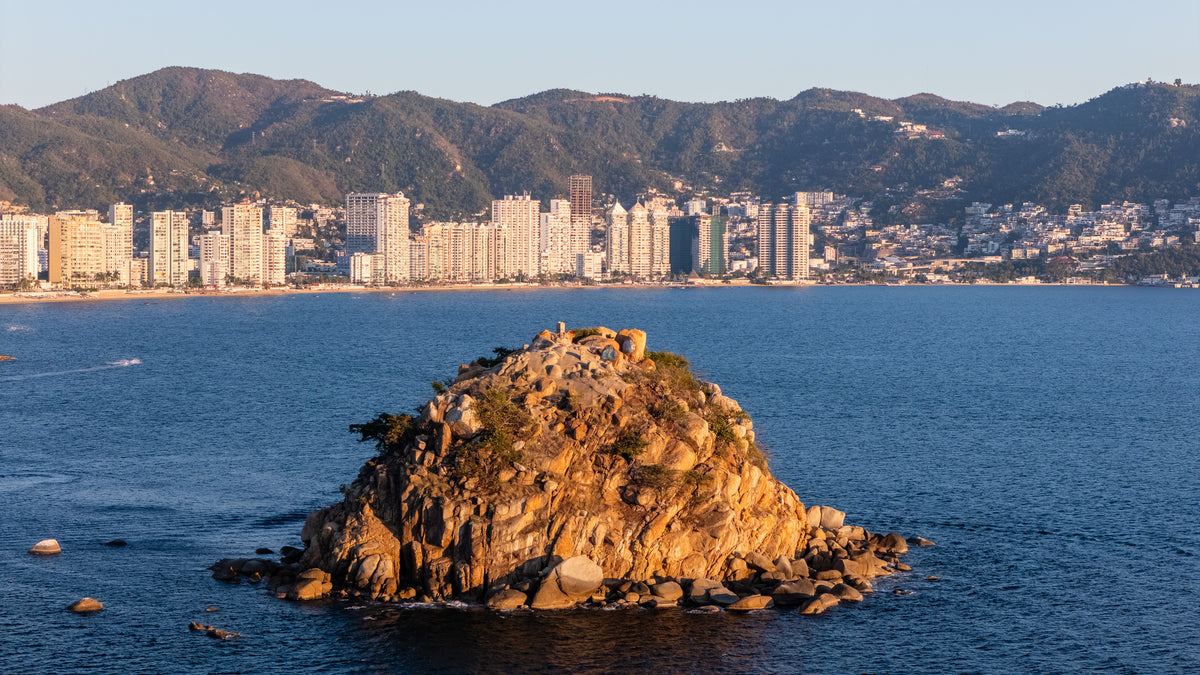 Fotografía aérea del Farallón de Acapulco, Guerrero