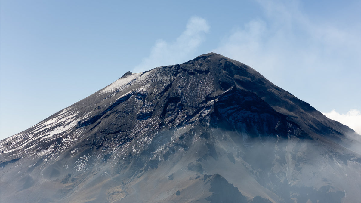 Fotografía aérea de la sección elevada del volcán Popocatépetl