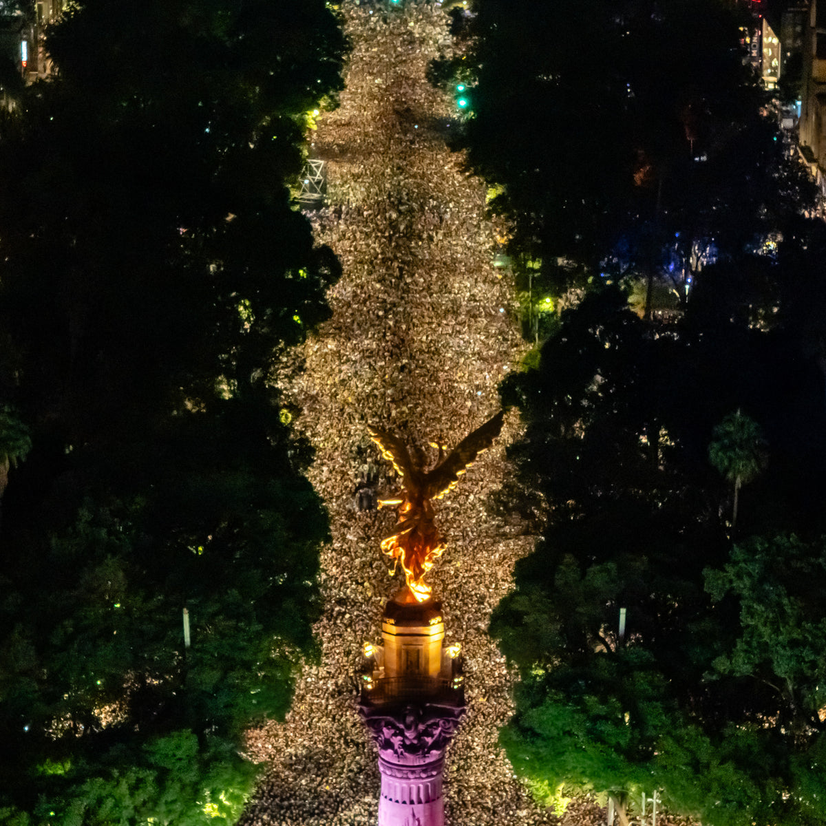 Fotografía aérea nocturna del Ángel de la Independencia